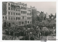 Warszawa, przedstawieciele "Rzemiosła" odbudowujący Rynek Starego Miasta