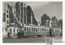 Warszawa, tramwaj wśr&oacute;d ruin Alei Jerozolimskich