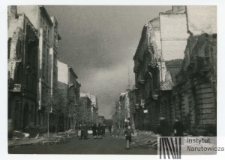 Warszawa, "Życie wśr&oacute;d ruin"